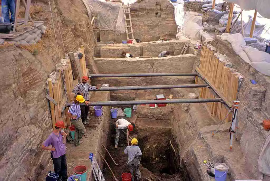 Deep trench, Çatalhöyük Mark Nesbitt from London, CC BY 2.0, via Wikimedia Commons