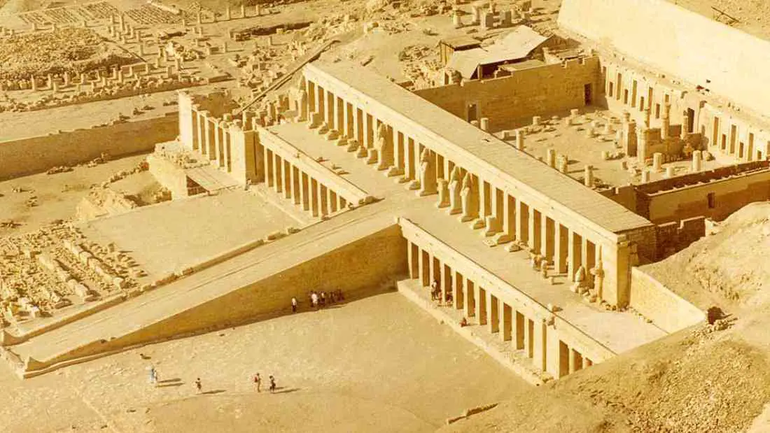 Deir el-Bahari with temples of Hatshepsut, Thutmosis III and Mentuhotep II, Luxor, Egypt. Ian Lloyd, CC BY-SA 3.0, via Wikimedia Commons
