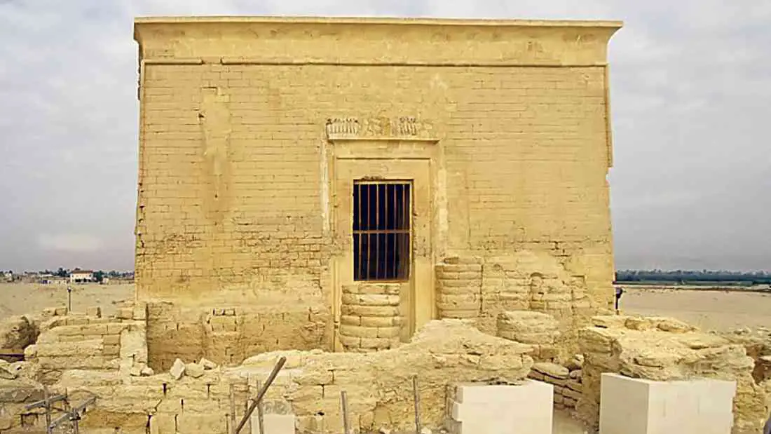 Façade of the temple of Sobek-Re, Qasr Qarun, el-Fayyum, Egypt. Roland Unger, CC BY-SA 3.0, via Wikimedia Commons